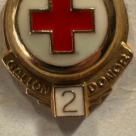Vtg Red Cross Blood Drop 2 Gallon Donor Pin Gold Plate 1 1/2" Lapel Pin Hat Pin - Picture 3 of 5